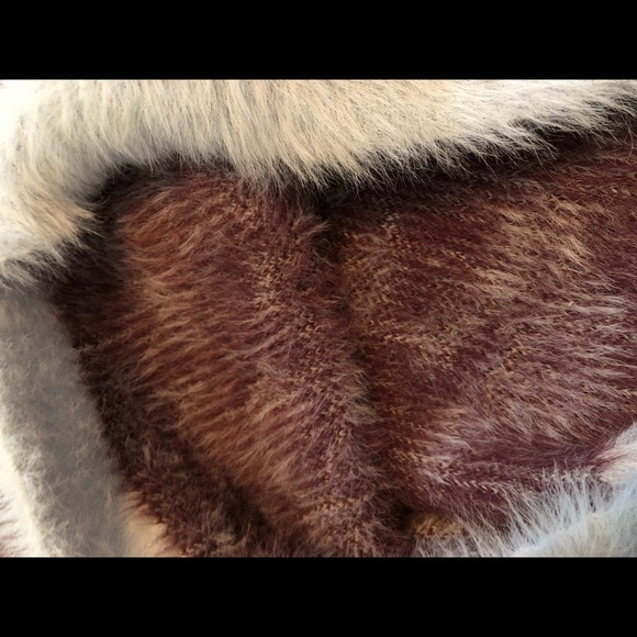 Lulu’s fuzzy sweater - Picture 4 of 6